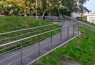 Купить комбинированные ограждения для лестниц, цены комбинированных перил в Москве